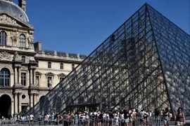 Pháp bắt thêm 4 nghi phạm vụ trộm tại Bảo tàng Louvre