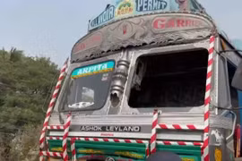 Xe tải chạy quá tốc độ đâm loạt xe máy, 5 người tử vong