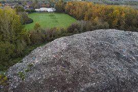 Hãi hùng 'núi rác' cao 9 mét gần khu dân cư ở Anh