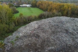 Hãi hùng 'núi rác' cao 9 mét gần khu dân cư ở Anh