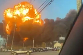 Khoảnh khắc kinh hãi máy bay chở hàng rơi ở Mỹ, cháy ngùn ngụt