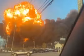 Khoảnh khắc kinh hãi máy bay chở hàng rơi ở Mỹ, cháy ngùn ngụt