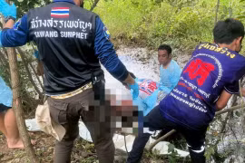 Phát hiện thi thể nữ giới bị trói vào khúc gỗ trong ao nước