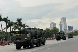 Người dân háo hức xem dàn khí tài di chuyển về trung tâm Hà Nội