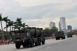 Người dân háo hức xem dàn khí tài di chuyển về trung tâm Hà Nội