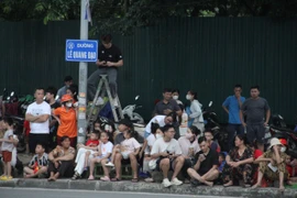 Người dân xếp hàng dài dọc đường Lê Quang Đạo chờ xem dàn khí tài diễu binh