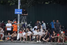 Người dân xếp hàng dài dọc đường Lê Quang Đạo chờ xem dàn khí tài diễu binh