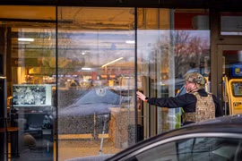 Diễn biến vụ xả súng hàng loạt, bắt giữ con tin ở Ukraine 