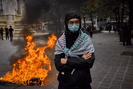 Cảnh sát bắt giữ hàng trăm người trong cuộc biểu tình ở Pháp