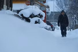 Hình ảnh tuyết rơi dày ở Nhật Bản, hàng chục người thiệt mạng