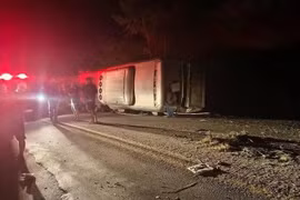 Lật xe buýt du lịch ở Brazil, 17 người thiệt mạng