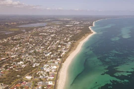 Bé trai bơi suốt 4 tiếng trên biển để tìm người cứu mẹ