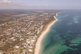 Bé trai bơi suốt 4 tiếng trên biển để tìm người cứu mẹ