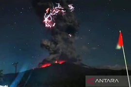 Núi lửa phun trào dữ dội ở Indonesia, cột tro bụi cao 18 km