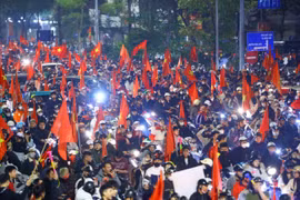 'Biển người' tràn xuống đường mừng U23 Việt Nam vào bán kết