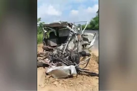 Xe buýt tông trực diện ô tô, 15 người thương vong