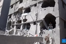 Cảnh tan hoang ở thủ đô Yemen sau cuộc không kích của Israel