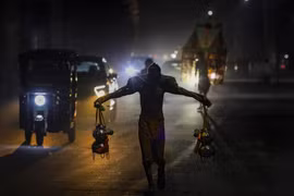 Đang đi bộ trên đường, 4 người bị ô tô tông tử vong