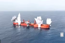 Khoảnh khắc Houthi cho nổ tung tàu hàng giữa biển