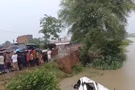 Ô tô mất lái lao xuống kênh, 11 người tử vong