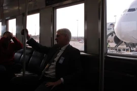 Xe chở hành khách lao vào sảnh sân bay Mỹ, 18 người bị thương