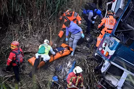 Xe buýt trường học lao xuống vực, hàng chục người thương vong