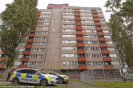 Bé gái 8 tuổi rơi từ ban công tầng 6 tử vong