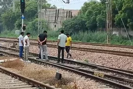 Người phụ nữ bị cưỡng bức, ném xuống đường ray gây phẫn nộ