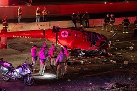 Khoảnh khắc trực thăng y tế rơi xuống cao tốc, nhiều người bị thương