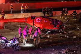 Khoảnh khắc trực thăng y tế rơi xuống cao tốc, nhiều người bị thương