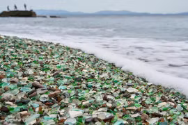 Cận cảnh bãi biển thủy tinh nổi tiếng ở nước Nga