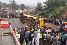 Hiện trường xe đưa tang bị lật, hàng chục người thiệt mạng