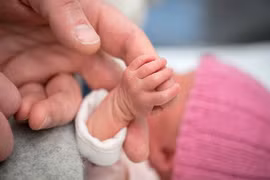 Được tuyên bố đã tử vong, bé sơ sinh bất ngờ "sống lại"