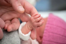 Được tuyên bố đã tử vong, bé sơ sinh bất ngờ "sống lại"