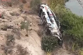 Xe buýt lao xuống khe núi ở Peru, hơn 60 người thương vong