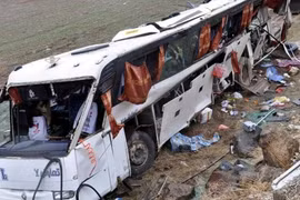 Xe buýt lao xuống thung lũng, 20 người thương vong
