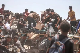 Israel tấn công Gaza, hơn 70 người chờ nhận viện trợ thiệt mạng