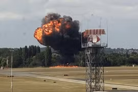 Hãi hùng khoảnh khắc máy bay rơi xuống đất bốc cháy ở Anh
