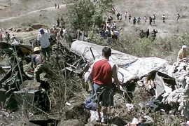 Lật xe buýt du lịch ở Mexico, hàng chục người thương vong