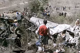 Lật xe buýt du lịch ở Mexico, hàng chục người thương vong