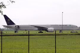 Máy bay chở 442 người hạ cánh khẩn cấp vì bị dọa đánh bom 