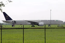 Máy bay chở 442 người hạ cánh khẩn cấp vì bị dọa đánh bom 