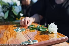 Cụ bà U90 bất ngờ "sống lại" trong quan tài gây choáng