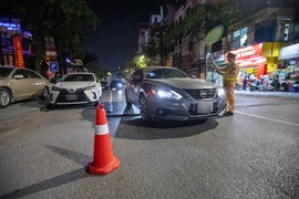 CSGT Hà Nội hóa trang theo dấu ô tô rời quán bia, có tài xế vi phạm 'kịch khung' 