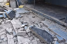 Tường ở trường học bất ngờ đổ sập, nhiều học sinh thương vong