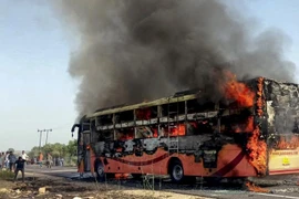 Xe buýt bốc cháy ngùn ngụt ở Ấn Độ, hàng chục người thiệt mạng