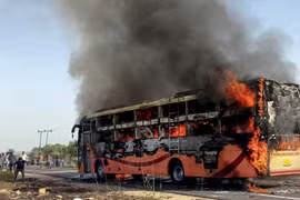 Xe buýt bốc cháy ngùn ngụt ở Ấn Độ, hàng chục người thiệt mạng