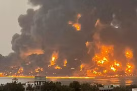 Israel không kích dữ dội cảng ở Yemen, nhiều dân thường thiệt mạng