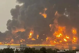 Israel không kích dữ dội cảng ở Yemen, nhiều dân thường thiệt mạng