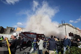 Khoảnh khắc tháp cổ đổ sập ở Italy, một công nhân tử vong